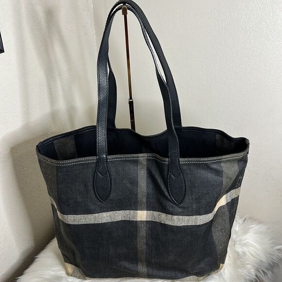 💯 Authentic Burberry Doodle Tote🍀 - Picture 7 of 16